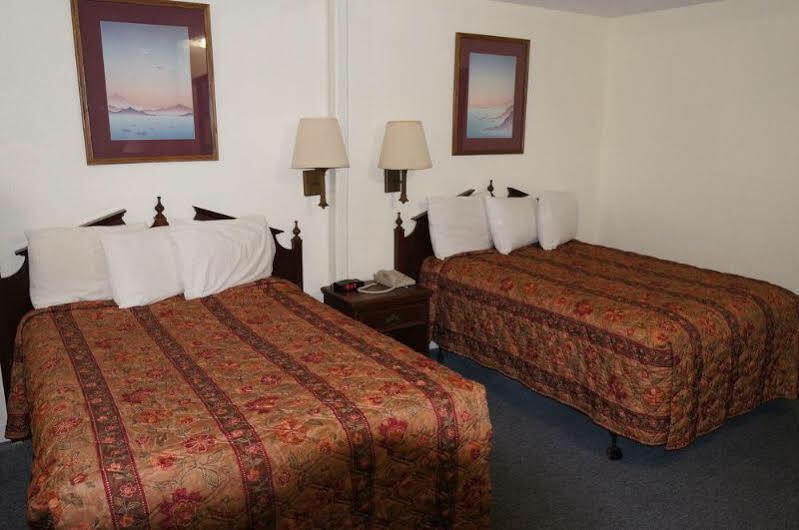 Ozark Inn & Suites Esterno foto