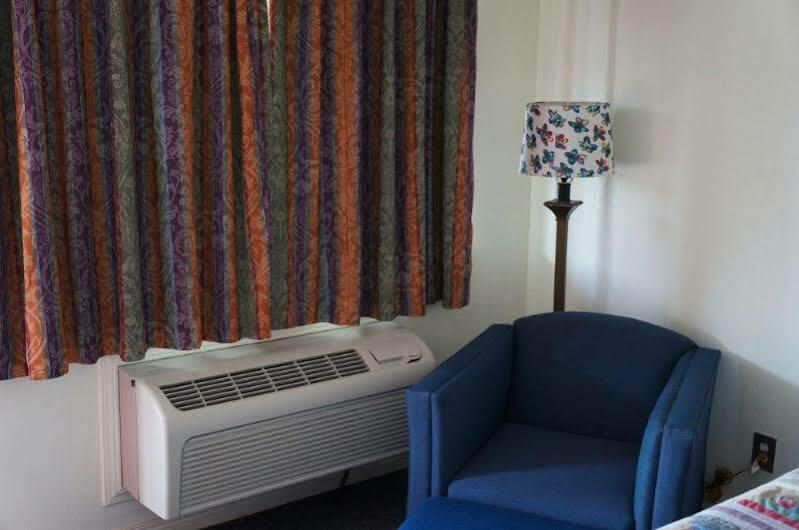 Ozark Inn & Suites Esterno foto